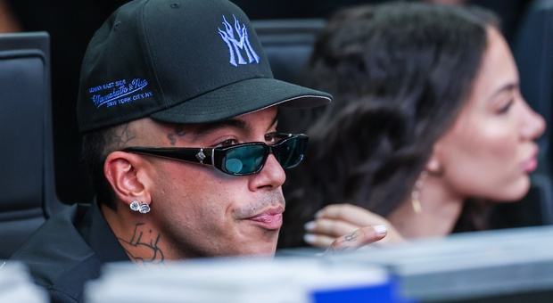 Sfera Ebbasta con 10 ragazze a San Siro per Inter-Napoli: perché lo ha fatto e cosa c'è dietro la mossa misteriosa
