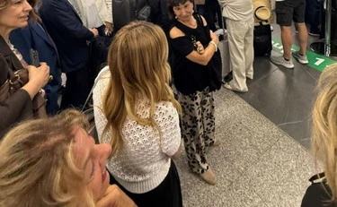 Meloni e la foto in aeroporto prima di volare verso Bari per la festa di Fdi