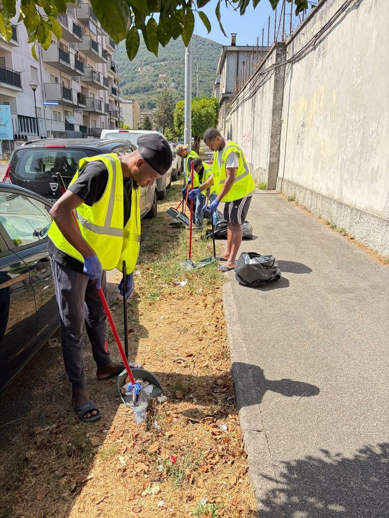 Dalla parte del quartiere. Gli ospiti della Caritas puliscono le strade