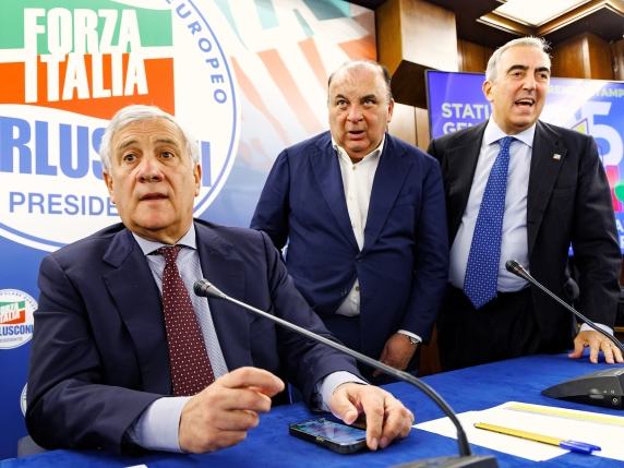 Forza Italia, scontro sul congresso in Campania: «Una farsa». E Martusciello: no, ho i numeri