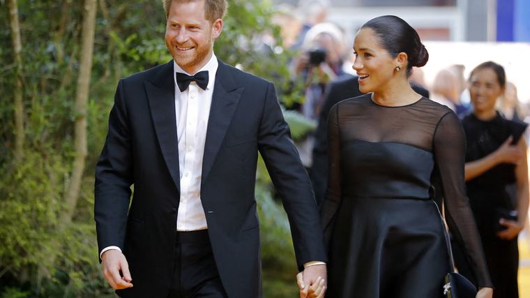 L'arrivo di Harry e Meghan in Gran Bretagna, la coppia atterra a Birmingham
