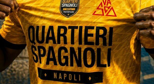 Vasco Rossi vicino ai calciatori dei Quartieri Spagnoli