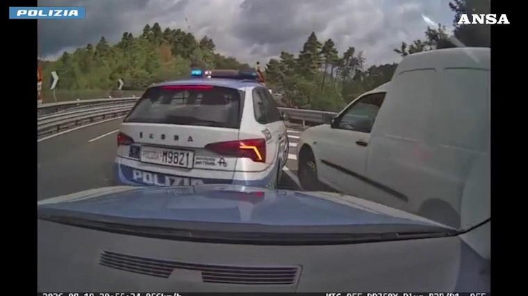 Per 50 chilometri contromano sull’A1, evita anche l’alt della polizia: l'inseguimento