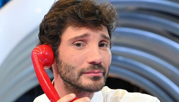 Affari Tuoi, il mistero dietro l’assenza di Lupo: “La favola è finita”. Lo smacco a Stefano De Martino