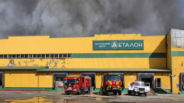 Ucraina, rogo a Kiev dopo un raid russo, 37 morti. Mosca "prepara l'offensiva sulla capitale"