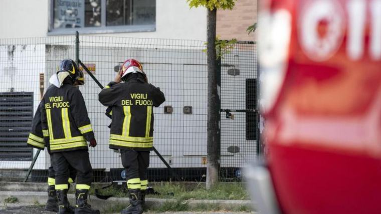 Incendio, due anziani intossicati: l’acqua usata per domare il rogo allaga la palazzina, appartamenti inagibili