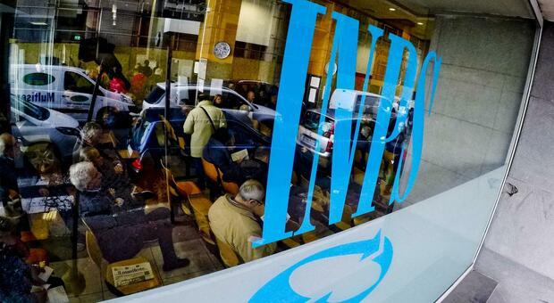 Pensione anticipata a 64 anni per tutti, a chi conviene. Il conto nascosto: fino a 366 euro in meno al mese per sempre