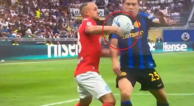 Inter-Napoli, Chivu pensa ancora a Lobotka: «Non è mano»