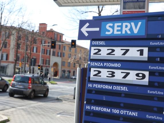 Caro diesel, il governo prende tempo. Le tre opzioni sul tavolo per il «dopo-accise»
