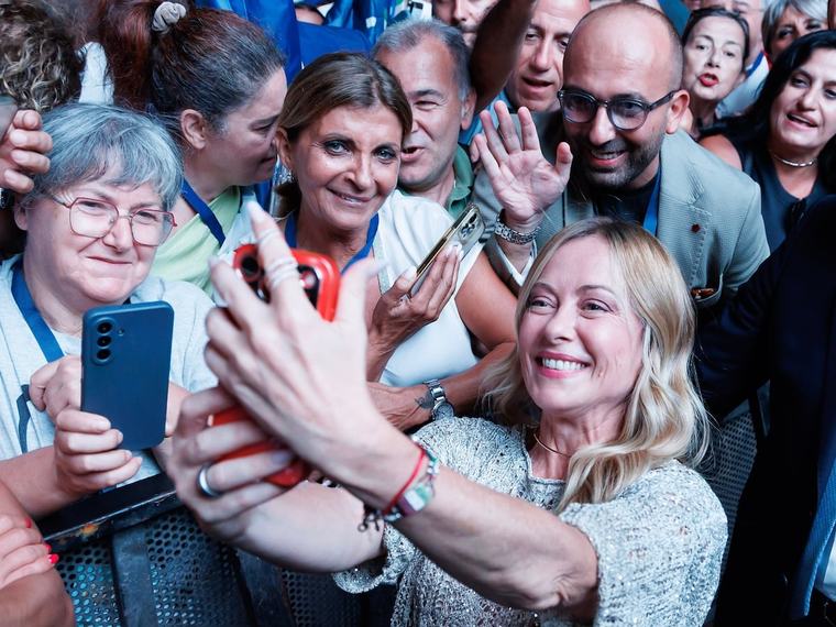 Meloni mette l'Italia al centro, la sinistra reddito e assistenzialismo