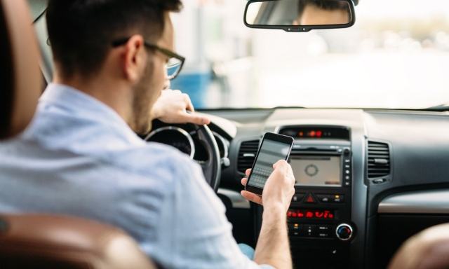 Comportamenti pericolosi in auto: cosa non fare per evitare multe e incidenti