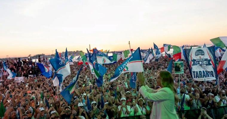 Meloni a Bari per la festa del governo: "Non ho mai mollato. Le pagine più belle sono anco...