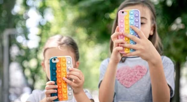 Maxi cartellone con un bimbo che regge uno smartphone, scatta la segnalazione del Garante dell'Infanzia: «Immagine inquietante»