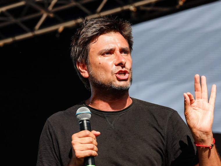 Di Battista, rinviato il rientro in Italia dopo il malore: è stato operato a Cuba