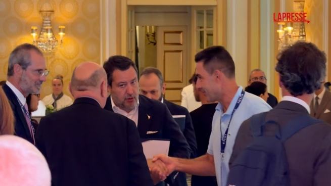 Salvini e Vannacci si incrociano al Forum di Cernobbio: stretta di mano tra i due ex alleati