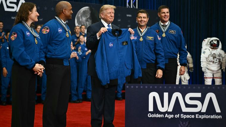 Trump ha decorato gli astronauti della missione spaziale Artemis II