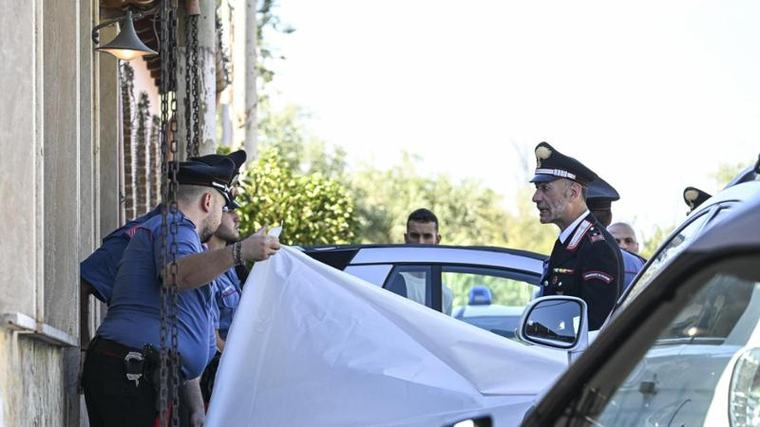 Padre, madre e figlia trovati morti in casa. La tragedia in una lettera