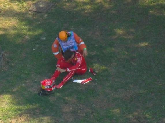 Leclerc si scontra con Hamilton alla partenza del Gp di Monza, poi lo schianto contro le barriere: come sta