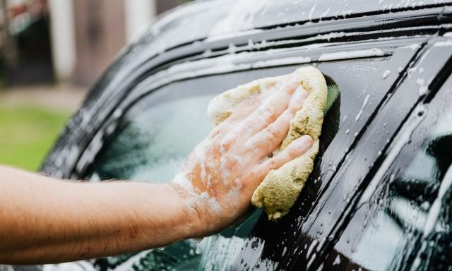 Lavare l'auto in strada sotto casa è legale? Cosa si rischia