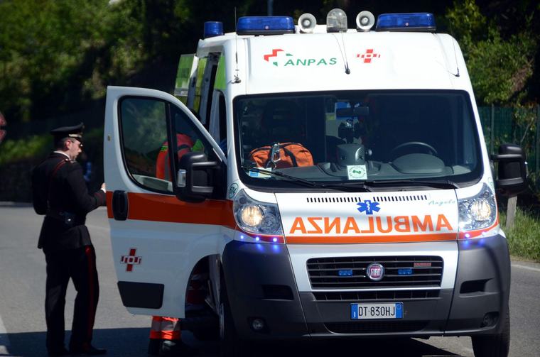 Tragico scontro fra due moto: muore centauro