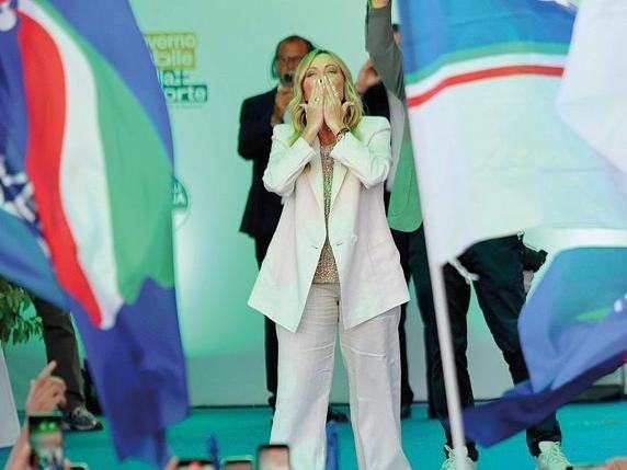 Giorgia Meloni a Bari per la festa del governo: «Mai mollato e non mollerò. La sicurezza stella polare»