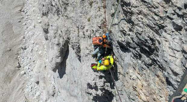 Alpinista precipita per venti metri sulla Tofana di Rozes e sbatte la testa sulle rocce: elitrasportato in ospedale in gravi condizioni