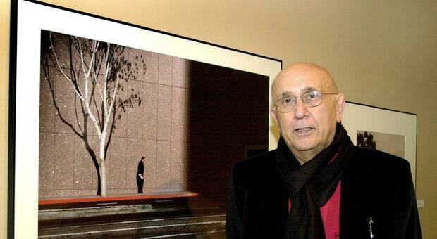 Franco Fontana è morto a 92 anni: addio al fotografo che trasformava i paesaggi in quadri di colore