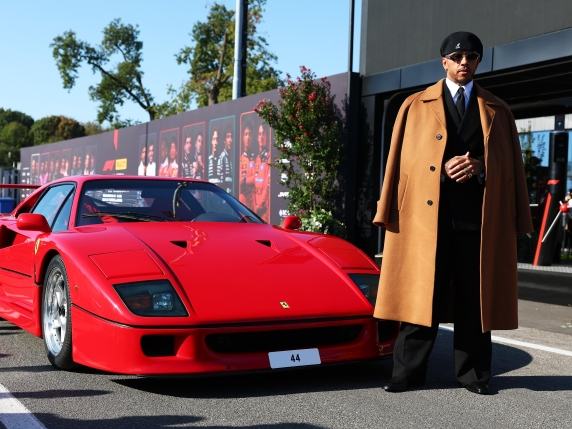 Hamilton al Gp di Monza con la Ferrari F40 (ritrovata in un garage). Dal restauro alla sfilata, storia della supercar di Lewis