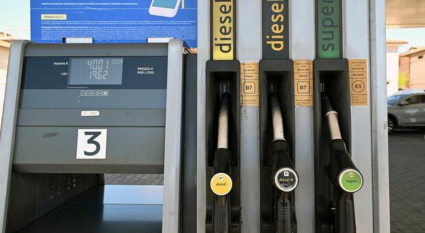 Taglio accise diesel prorogato al 10 settembre. Prezzi carburanti ancora su, benzina self a 2,046 euro