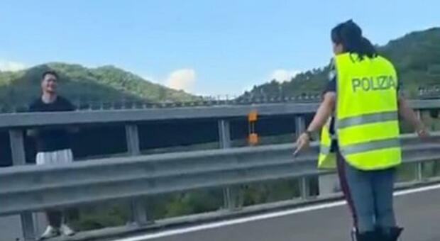 Federico Vella, la poliziotta che l'ha supplicato di non buttarsi: «Pensavo solo: se salvo lui, salvo anche lei»
