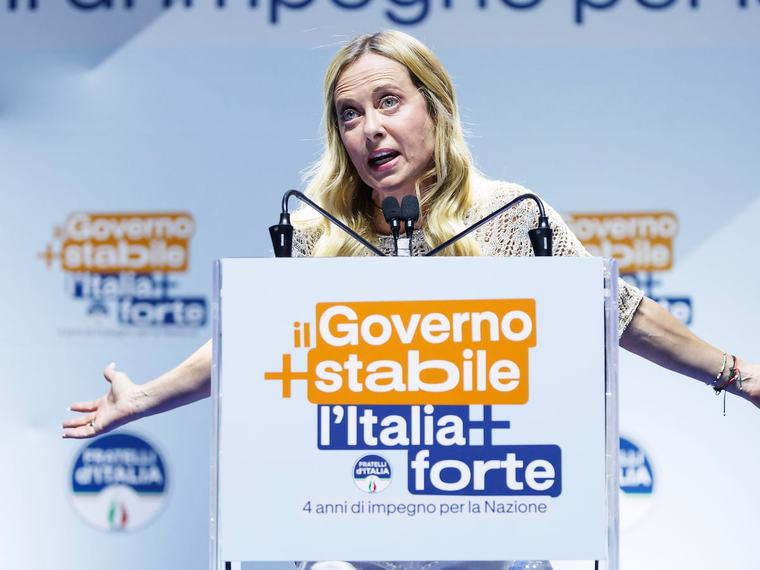Meloni sfonda quota 7 milioni su Facebook: ora Macron è nel mirino