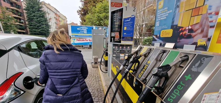 Decreto pronto, taglio delle accise sul diesel prorogato al 10 settembre: sconto di 17 centesimi