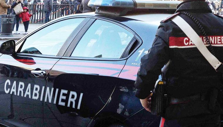 Violenta aggressione alla fermata del bus, passeggero salvato dall'autista