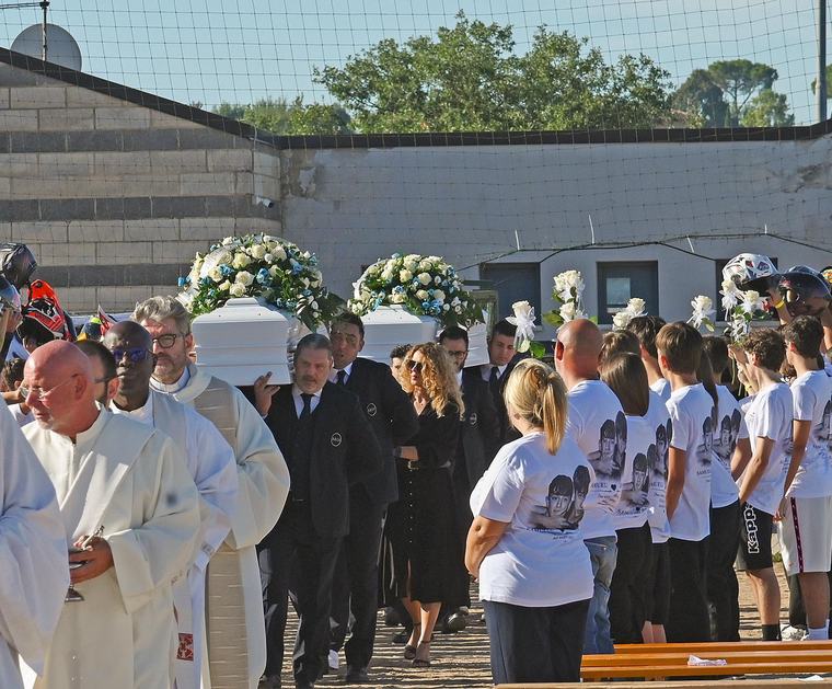 Addio a Leonardo e Samuele. In migliaia ai funerali. Il ragazzo alla guida: "Cuore colmo di dolore"