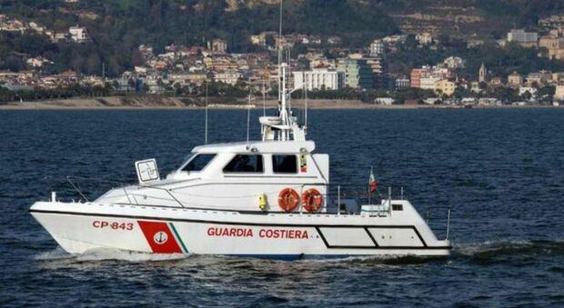 Catania, si tuffa e scompare: 21enne resta 4 ore in mare tra le onde, individuato dalla Guardia Costiera