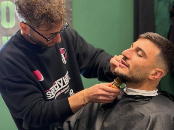 «Mi fa un taglio alla Orsolini?». Il barbiere dei calciatori del Bologna: «Il primo è stato Gilardino, Bonifazi una volta ha voluto i capelli rossi. Dovbyk viene una volta settimana»