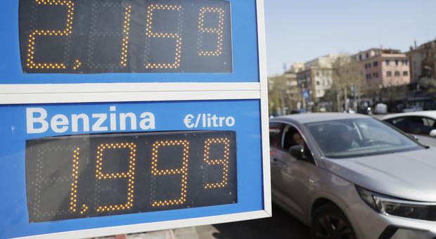 Carburanti, il governo proroga il taglio delle accise sul gasolio fino al 5 settembre. Codacons: «Non basta. E la benzina?»