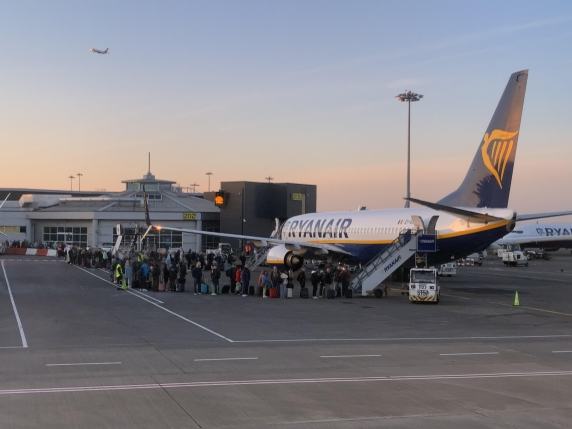 Ryanair taglierà migliaia di voli invernali per il caro-cherosene e avverte: aumento «consistente» delle tariffe