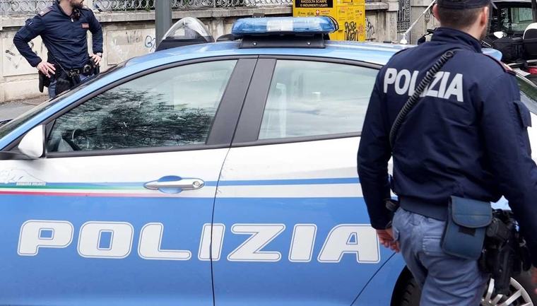Trova moglie in auto con l'amante, la reazione porta all'arresto
