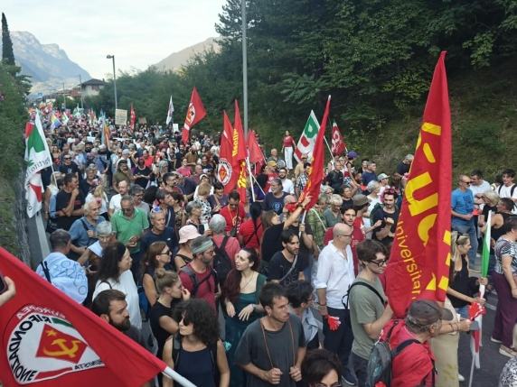 Raduno neonazista a Pietramurata in diretta: la manifestazione antifascista e il primo giorno di «Ritorno a Camelot» del Veneto Fronte Skinheads