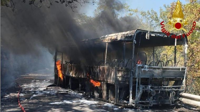 Autobus prende fuoco durante la marcia, paura ma nessun ferito