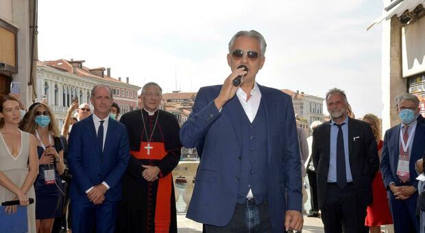 Bocelli in Friuli, esposto all'Anac per il concerto da 3 milioni: è polemica