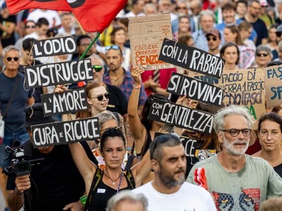 Raduno neonazista a Pietramurata, più di mille alla manifestazione di protesta: «Siamo tutti antifascisti»