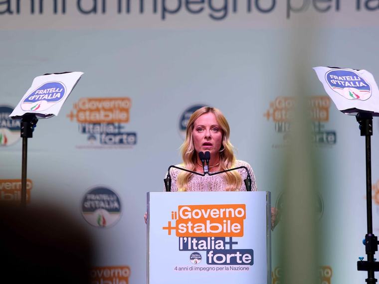 “Femminicidio esiste, eccome se esiste”. La lezione di Meloni a Vannacci dal palco di Bari