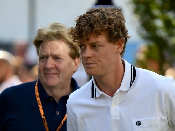 Sinner al Gp di Monza, ressa e bagno di folla per Jannik accompagnato dal papà. C'è anche Matteo Berrettini