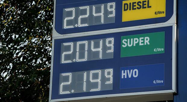 Caro carburanti, lo sconto sulle accise è scaduto: il piano del governo, in arrivo un Cdm. Meloni: «Bisogna fare presto»