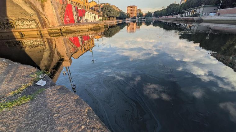 Milano, la maxi-chiazza di gasolio è arrivata sui Navigli