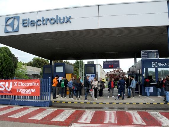 Crisi Electrolux, l’azienda licenzia 180 impiegati: a Susegana gli esuberi sono 420
