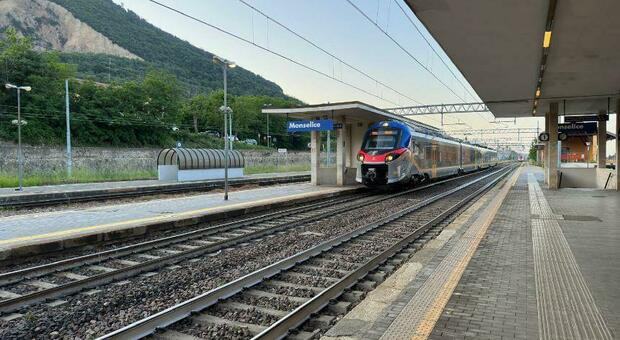 Insulta la capotreno che lo invita a scendere dal convoglio perché senza biglietto: è indagato