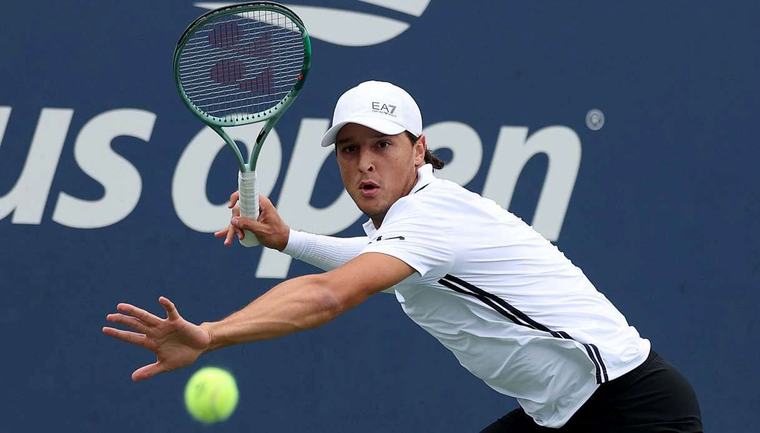 US Open, l’Italia si aggrappa a Darderi: Cobolli crolla, disastro Fritz